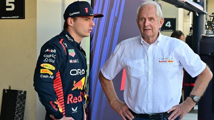 Max Verstappen (vlevo) a Helmut Marko