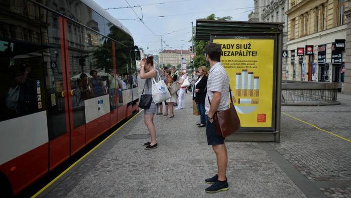O kouření na zastávce rozhodují centimetry! Kde už zákaz neplatí?