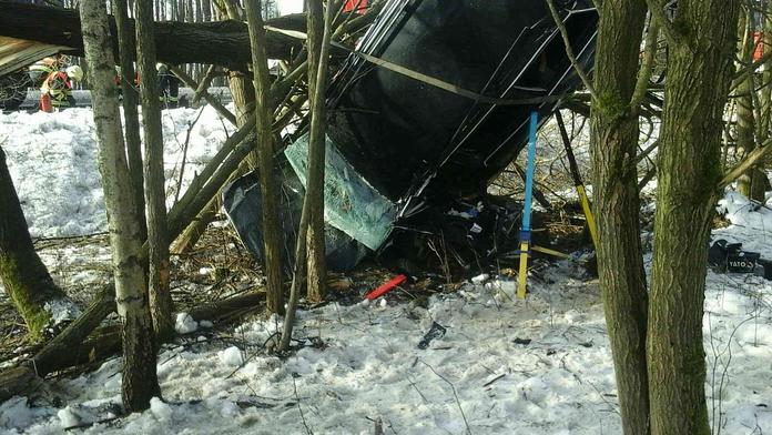 Auto vylétlo ze silnice a zůstalo viset mezi stromy. Řidič nepřežil