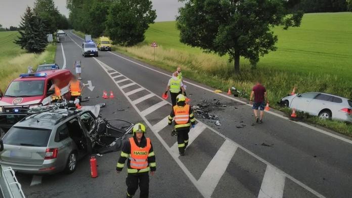 Při vážné nehodě se zranilo 5 lidí, na místo musel letět vrtulník