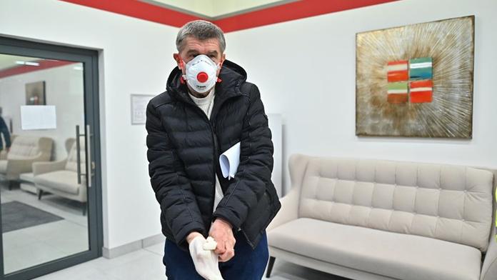 Zdravotníci kritizují Babiše: "Používá respirátor, který ani my nemáme!"
