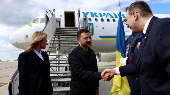 Volodymyr Zelenskyj s první dámou po příletu do Prahy