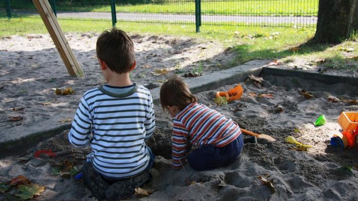 Drama na pískovišti! Kvůli bábovičkám šlo chlapcům o život