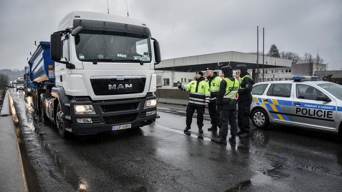 Policisté honí na hranici vymyšlené migranty. Trénují na ty pravé