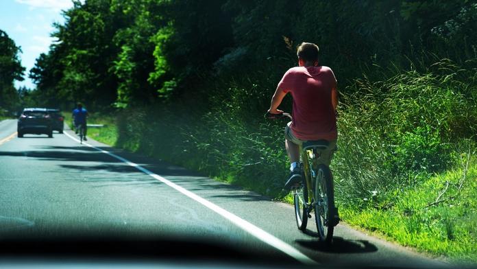 Řidič si pořádně vychutnal cyklistu a ještě se tím chlubil. Přišla tvrdá odplata