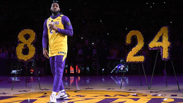 Lakers se dojemně loučili s Bryantem, Satyho 15 bodů nestačilo na Brooklyn