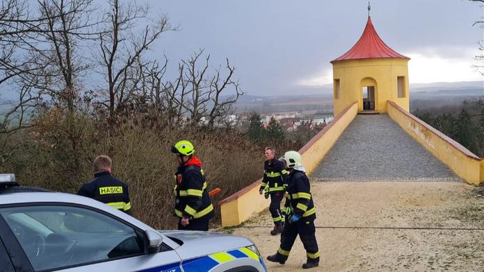 Opilý muž na ochozu věže na Domažlicku