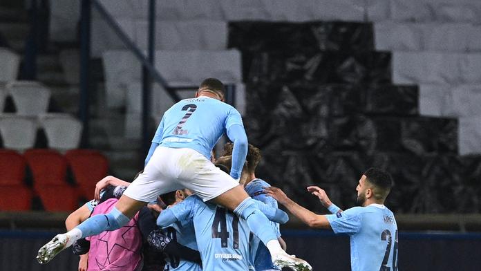City potopilo PSG góly během sedmi minut: Trefa z centru a díra ve zdi