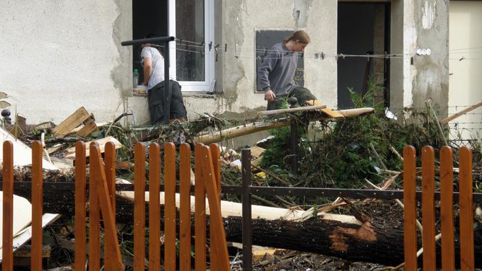 První pokusy o rabování. Policie posiluje hlídky