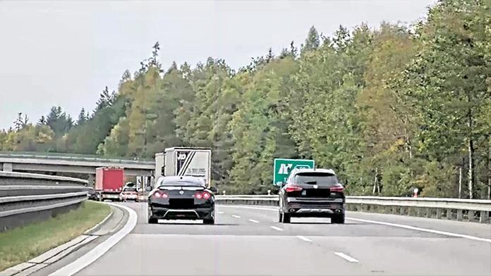 Nissan GT-R se hnal po dálnici D1 rychlostí přes 220 km/h