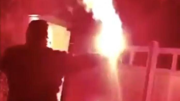 Děsivý útok fanoušků! Domov šéfa Manchesteru se ocitl v plamenech