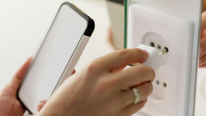 Lidé se snaží šetřit! Experti řekli, jak nejúsporněji nabíjet mobilní telefon