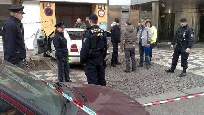Pyrotechnici hledali bombu v Karlíně i u ministerstva, tramvaje stály