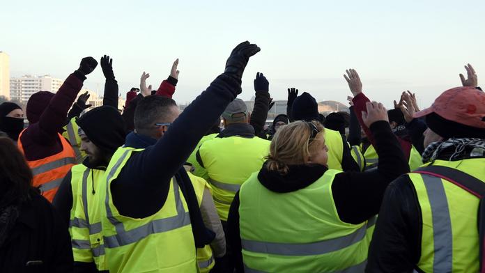 Muž s granátem v ruce vyžadoval audienci u prezidenta Macrona
