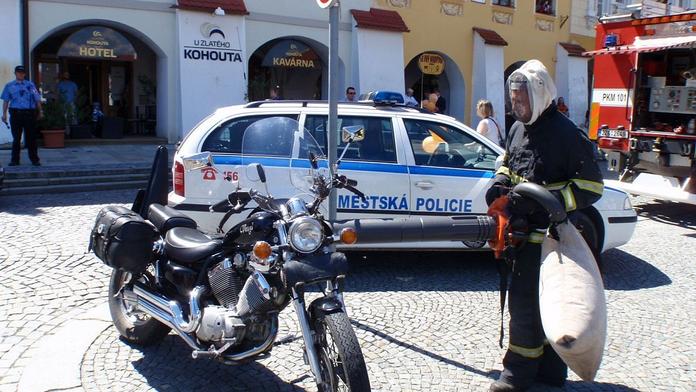 Včely se v centru Kroměříže usadily na motocyklu! Přítrž jim učinili hasiči