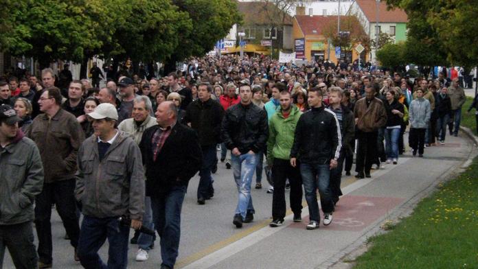 Protesty v Břeclavi provázely zmatky. Radikálové se naštěstí k Romům nedostali. GALERIE