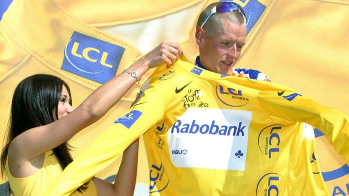 Michael Rasmussen se obléká do žlutého trikotu po 15. etapě Tour de France 2007