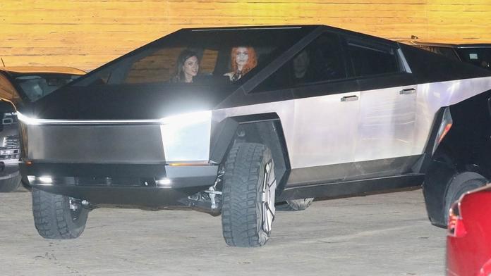 Musk si vyrazil v Cybertrucku. Odjezd z večeře se mu ale vůbec nepovedl