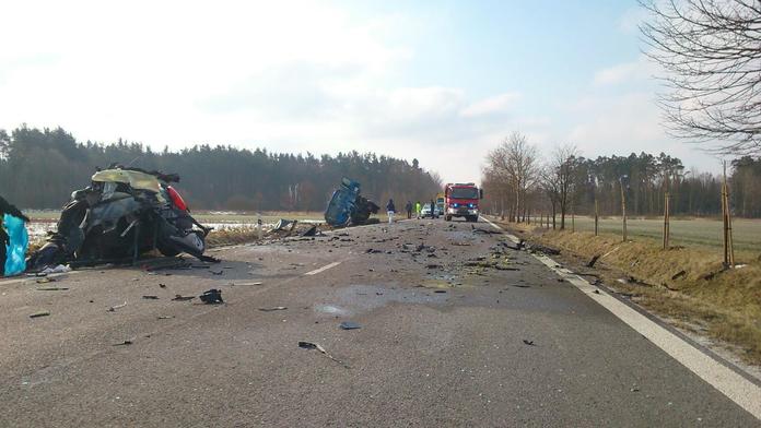 Auto vjelo do dráhy náklaďáku, ten ho rozmetal! Řidič srážku nepřežil