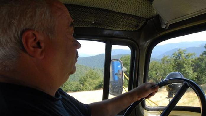 VIDEO: Řidič autobusu jednou rukou řídil, druhou masturboval! Dostal padáka