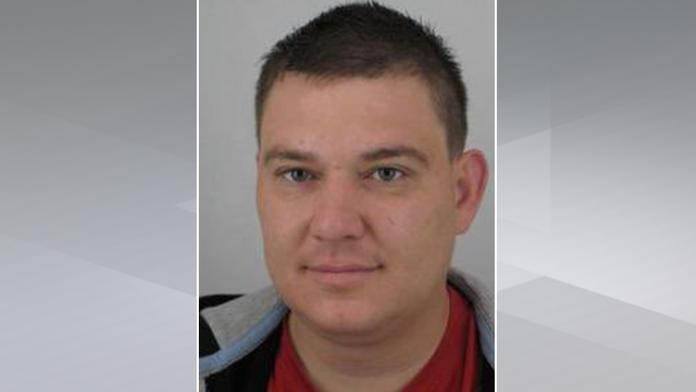 Policie pátrá po nebezpečném schizofrenikovi. Ráno odešel s nožem