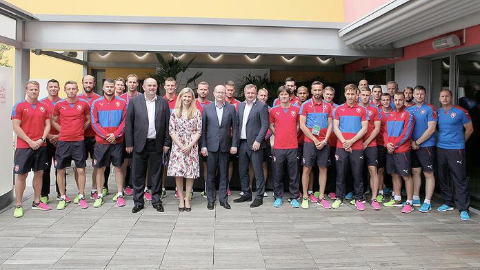 Přešlap premiéra Sobotky: Takhle se ztrapnil před fotbalisty!