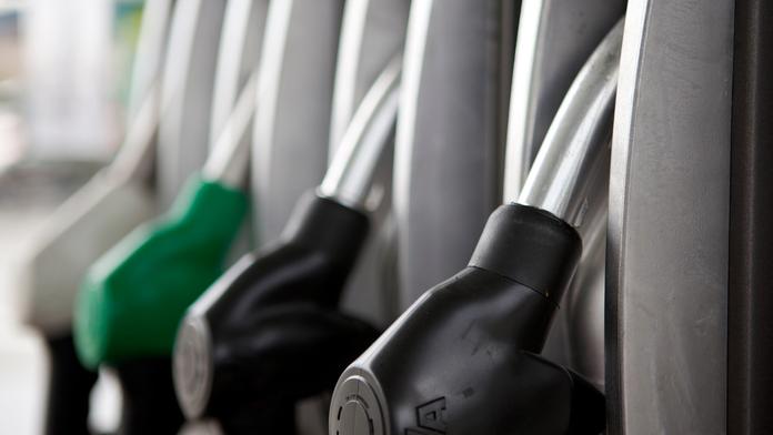 Rychlá změna ceny nafty. Za pár minut tankoval řidič o 2,40 koruny za litr navíc