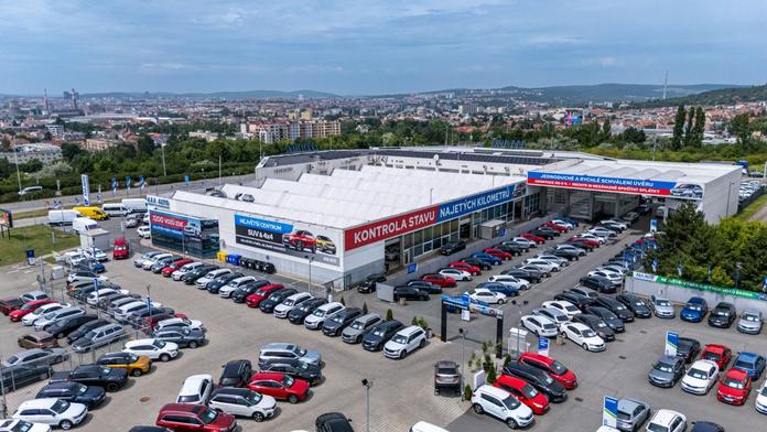 Barometr zánovních vozů: na trhu je jich stále víc, průměrná cena začíná klesat