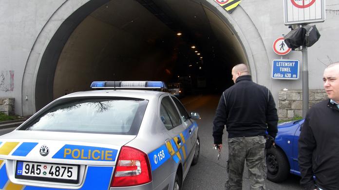 Opilec vykradl hasičskou skříňku v Letenském tunelu