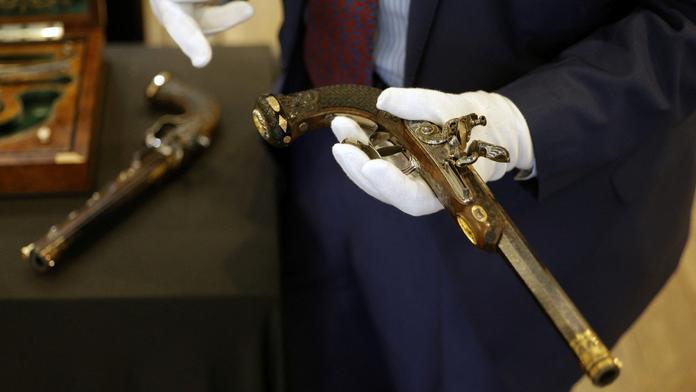 Pistole, jimiž se chtěl zastřelit Napoleon, se prodaly za téměř 43 milionů