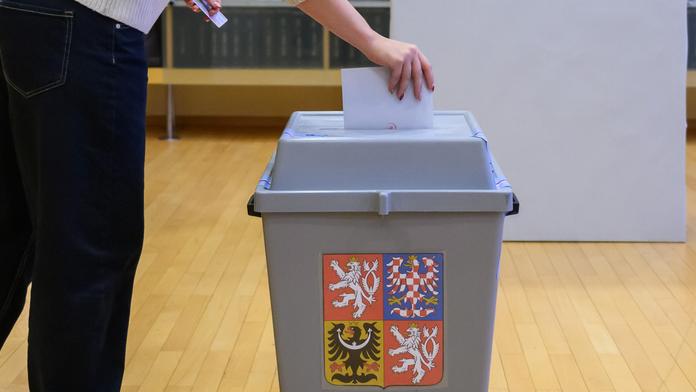 Volby 2025: Opilý předseda komise i sebevražda skokem z okna