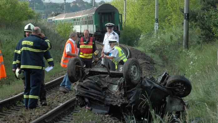 FOTO: Srážka vlaku a auta si vyžádala jednoho mrtvého