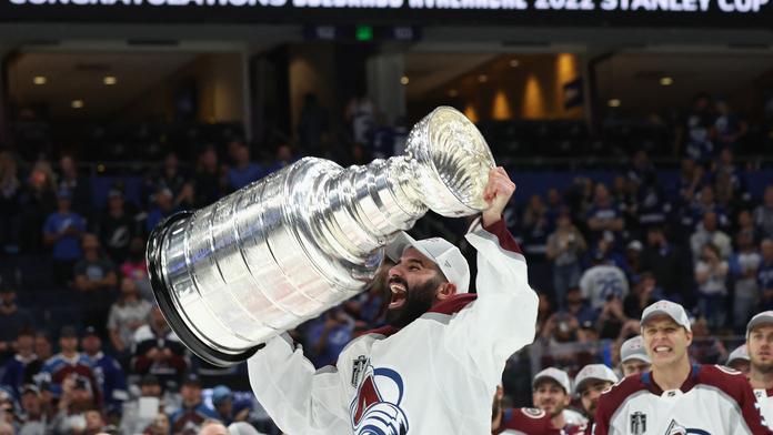 Nazem Kadri se zapsal se Stanley Cupem do historie. Trofej vzal do mešity