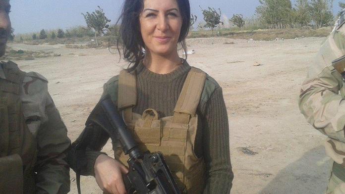 Kráska se zbraní: Tato dívka místo studií bojuje proti islamistům!