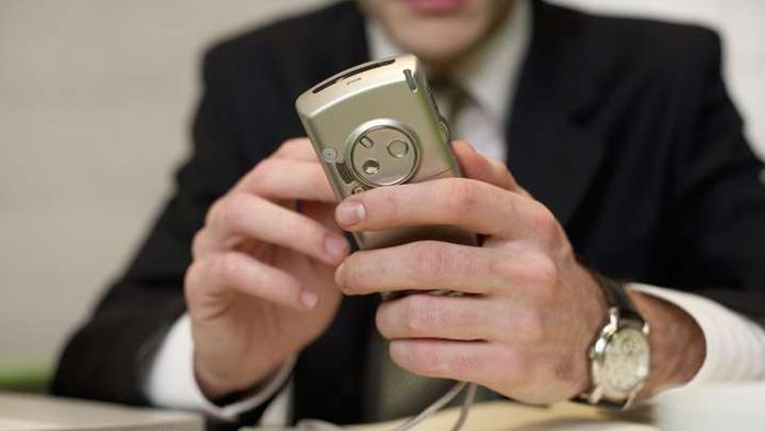 V Paříži vydražili první SMS zprávu na světě. Prodala se v přepočtu za více než 3 miliony korun