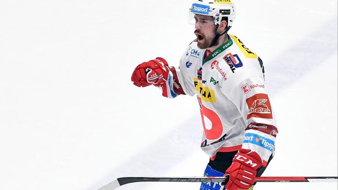 Náplast na ztracené finále. Obránci hokejových Pardubic se narodilo miminko