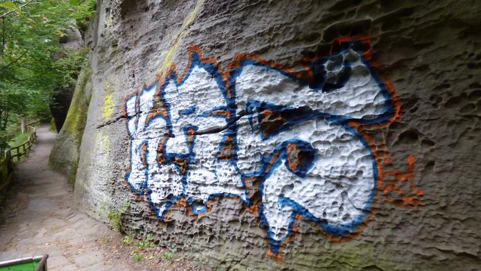 Vandal posprejoval skálu v Českém Švýcarsku. Hledá ho policie
