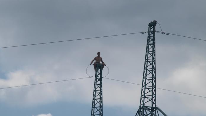 Drama u Kladna: Muž pobodal přítelkyni a před policisty vylezl na sloup vysokého napětí!