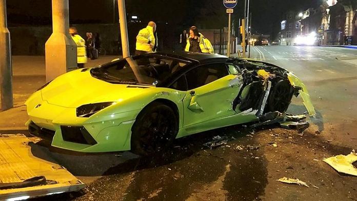 To zabolí! Aventador za 8 milionů prohrál souboj s autobusem