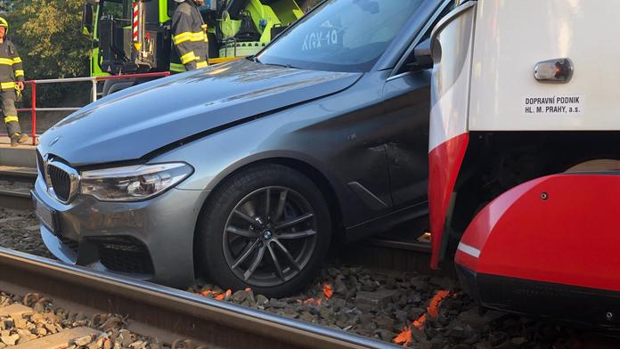 Auto se v Troji srazilo s tramvají. Řidička zemřela na místě
