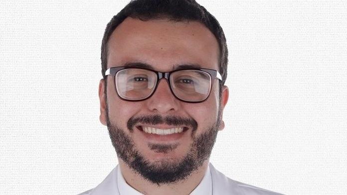Mladý lékař dobrovolně testoval vakcínu, zemřel na koronavirus