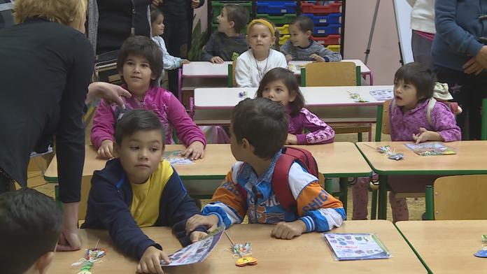 Česko školy zavřelo, jinde dál učí. Takhle nyní probíhá výuka v zahraničí