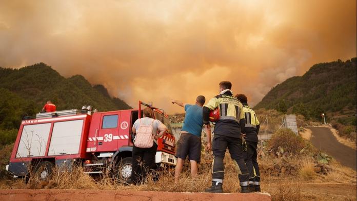 Kanárské ostrovy jsou v plamenech. Na Tenerife evakuovali hasiči pět vesnic