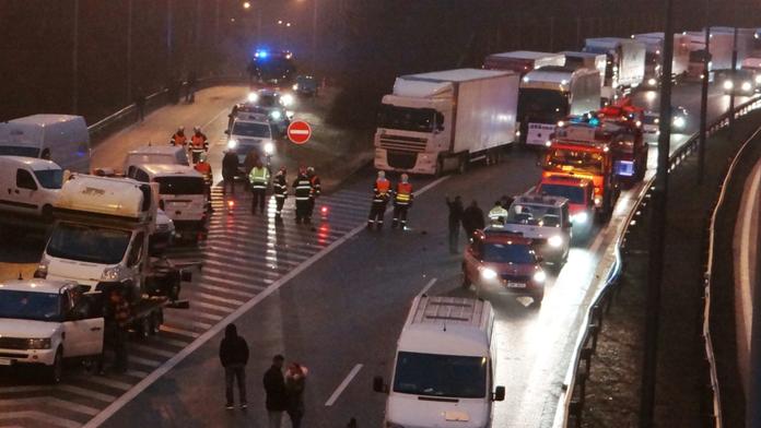 Hromadná nehoda zablokovala dálnici, srazila se čtyři auta!