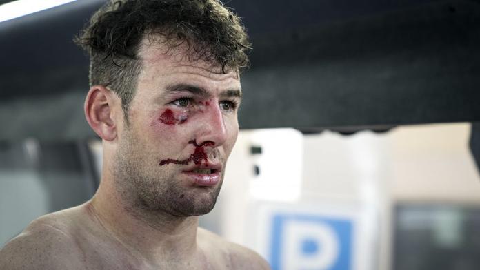 Smolař Cavendish opět spadnul a závod končil v krvi! VIDEO