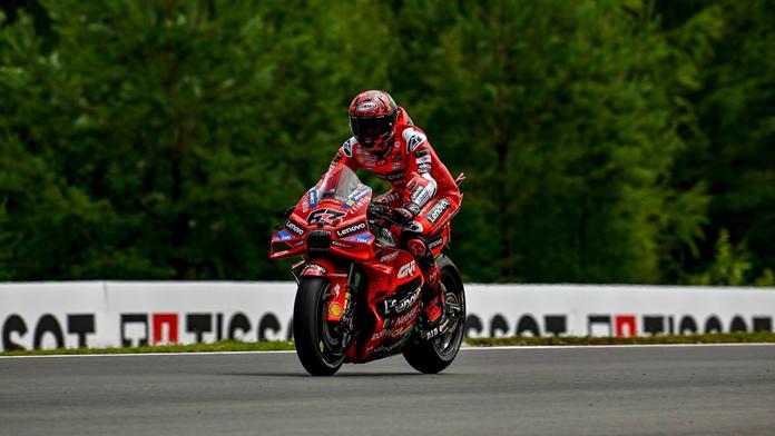 Rozčílený Bagnaia po propadáku: Dochází mi trpělivost. Po stáji chce vysvětlení
