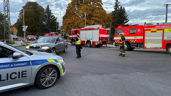 Posunovací vůz projel v Mělníku na červenou. Srazil se s vlakem
