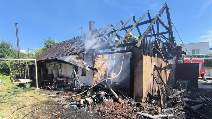 Požár pohltil dům v Hradci Králové. Majitel přišel o střechu nad hlavou