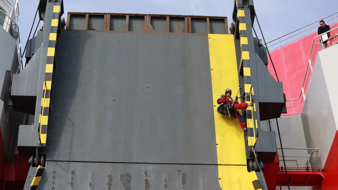 Greenpeace obsadili loď, která veze do Anglie tisíce naftových aut