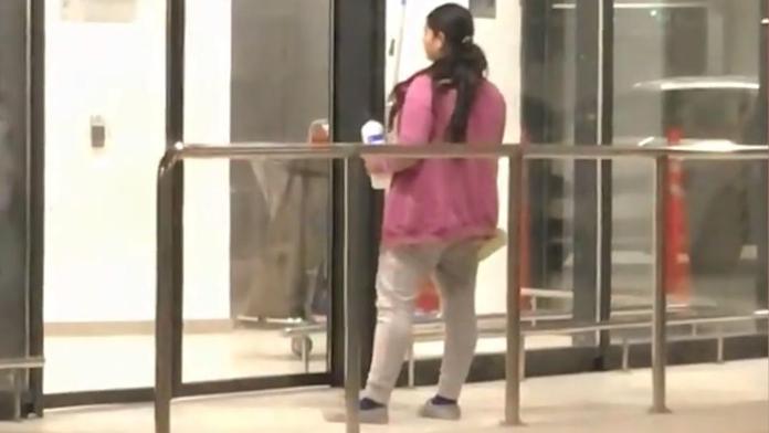 Slováci se smějí uklízečce: Takhle ještě dveře nikdo nečistil! VIDEO